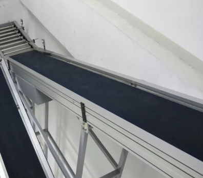 Convoyeur &agrave; bande inclin&eacute;