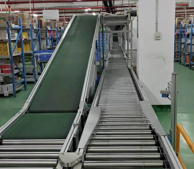 Convoyeur &agrave; bande inclin&eacute;